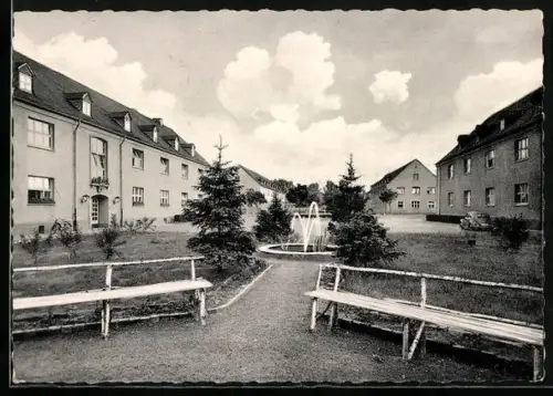 AK Fritzlar /Eder, Bundeswehr-Kaserne, Innenhof mit Brunnen und Wohngebäuden