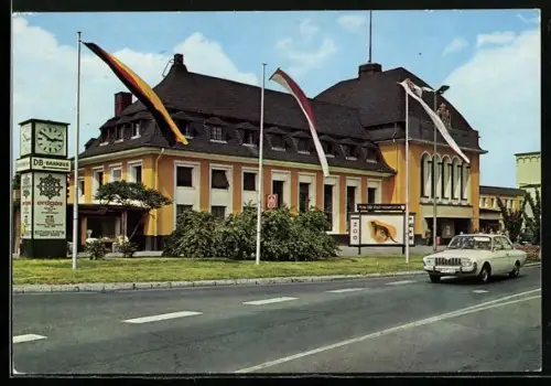 AK Frankfurt-Höchst, Bahnhof, Vorplatz mit Auto