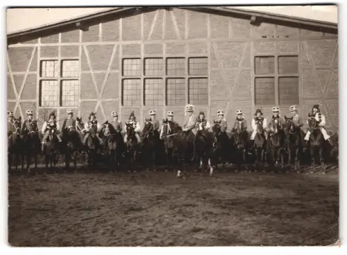 Fotografie Nawrotzki u. Wehram, Bromberg, Rittmeister von Herwarth mit Unteroffizieren und Mannschaften, Reiterfest 1904
