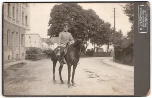 Fotografie H. Wachenfeld, Hofgeismar, Marktplatz C3, Ansicht Hofgeismar, Soldat in Uniform zu Pferde