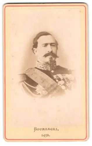 Fotografie Charles Denis Bourbaki, französ. General in Uniform mit Orden