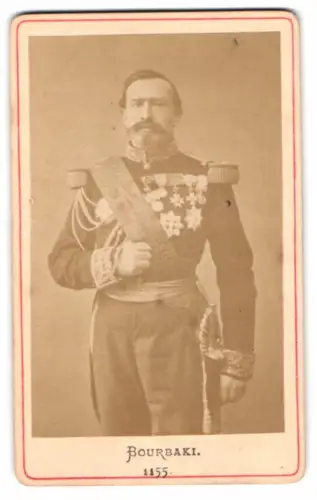 Fotografie Französ. General Charles Denis Bourbaki mit Orden und Bruststernen