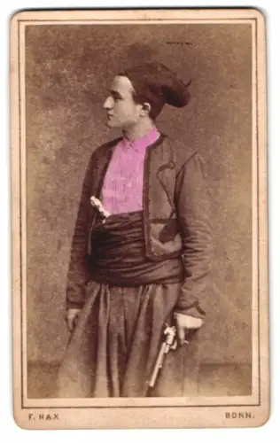 Fotografie F. Hax, Bonn, Bonngasse 18, Zuave mit Revolver, teils koloriert