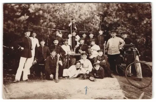 Fotografie Halle /Saale, Unteroffiziere und Mannschaften von Inf.-Rgt. Nr. 36 mit Dienstfahrrad