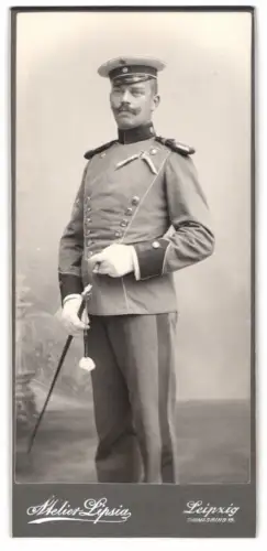 Fotografie Atelier Lipsia, Leipzig, Thomasring 15, Ulan in Uniform mit Schirmmütze und Reitstock