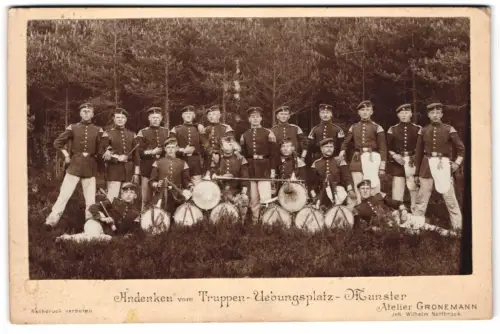 Fotografie Wilhelm Nottbrock, Güstersloh, Ansicht Munster, Soldaten vom Musikzug auf dem Truppen-Übungsplatz Munster