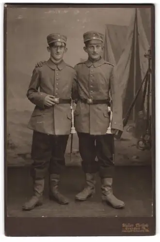 Fotografie Atelier Ehrlich, Dresden-A., Zwei Soldaten Brüder in Uniform mit Schirmmützen u. Bajonetten