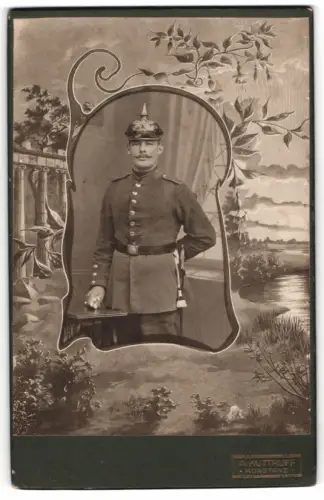 Fotografie A. Kuttruff, Konstanz, Soldat in Uniform mit Pickelhaube und Bajonett im Passepartout