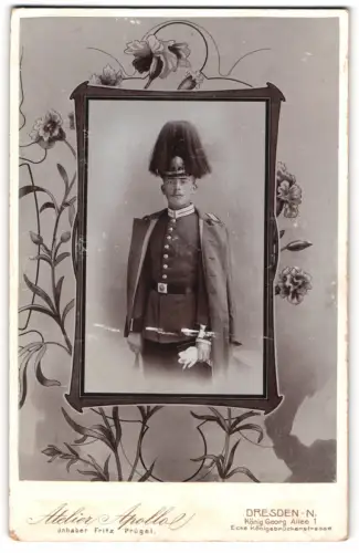 Fotografie Atelier Apollo, Fritz Prügel, Dresden-N., Garde-Soldat in Uniform mit Mantel und Paradehelm, im Passepartout