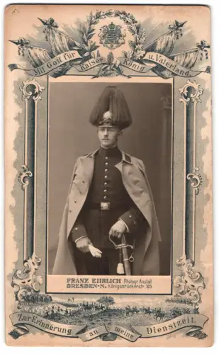 Fotografie Franz Ehrlich, Dresden-N., Königsbrückerstr. 105, Soldat mit Mantel, Säbel und Paradehelm, im Passepartout