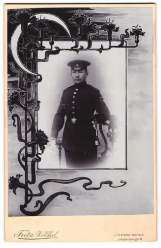 Fotografie Fritz Völkel, Leipzig-Gohlis, Soldat in Uniform mit Schirmmütze und Bajonett, im Passepartout