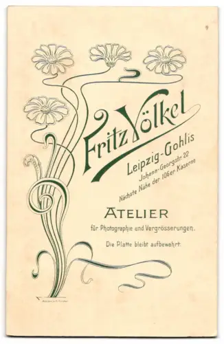 Fotografie Fritz Völkel, Leipzig-Gohlis, Soldat in Uniform mit Schirmmütze und Bajonett, im Passepartout