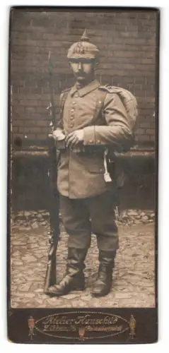 Fotografie Aterlier Hauschild, Zittau i. S., Soldat vom Inf.-Rgt. Nr. 101 in feldmarschmässiger Uniform mit Gewehr