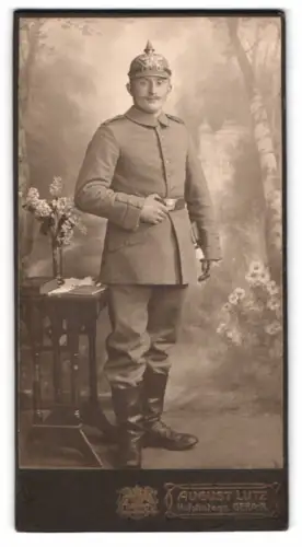 Fotografie August Lutz, Gera-R., Soldat in Uniform mit Ersatz Pickelhaube und Bajonett