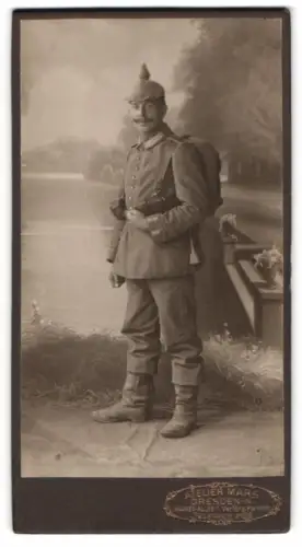 Fotografie Atelier Mars, Dresden-N., Garde-Soldat in Uniform mit Pickelhaube und Patronentaschen, Kriegsausmarsch