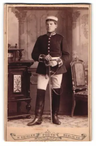 Fotografie H. Zeidler, Berlin, Jerusalemerstrasse 59, Kürassier-Unteroffizier in Uniform mit Degen