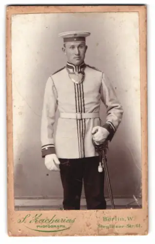 Fotografie S. Zacharias, Berlin, Steglitzer-Str. 61, Kürassier in Uniform mit Ringkragen und Degen