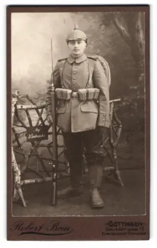 Fotografie Robert Bein, Göttingen, Gaussstrasse 13, Infanterist mit Ausmarschgepäck, Pickelhaube und Gewehr