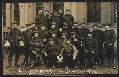 Foto-AK Strassburg, Lustige Reservisten, Soldatengruppe vor einem Gebäude, 1913