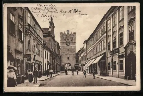 AK Iglau, Frauentor mit Strasse und Geschäften