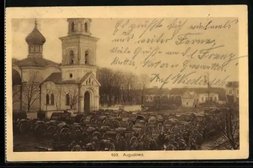 AK Augustowo, Kirche und Ortspanorama mit Wagenansammlung und Soldatenmarsch