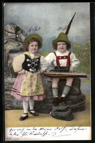 Stoff-Präge-AK Kleines Paar in Tracht mit Zither