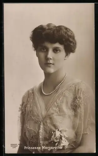 AK Prinsesse Margarethe von Dänemark in einem sommerlichen Kleid mit Stickereien und Perlenkette