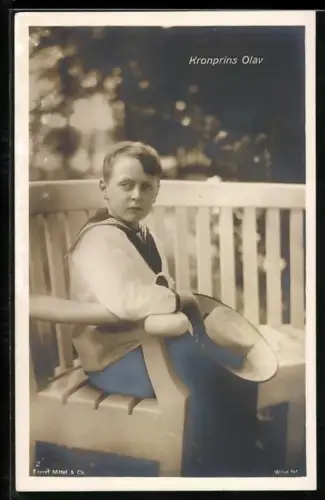 AK Kronprinz Olav von Norwegen im Matrosenanzug auf einer Bank, Kinderbild