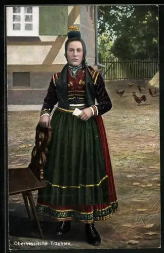 AK Hübsche Frau in Oberhessischen Trachten auf dem Hof