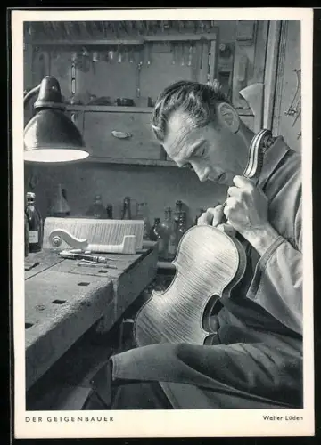 AK der Geigenbauer, Instrumentebauer bei Feinarbeiten an einer Geige