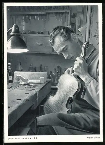 AK der Geigenbauer, Instrumentebauer bei Feinarbeiten an einer Geige