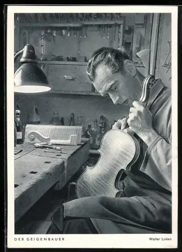 AK der Geigenbauer, Instrumentebauer bei Feinarbeiten an einer Geige