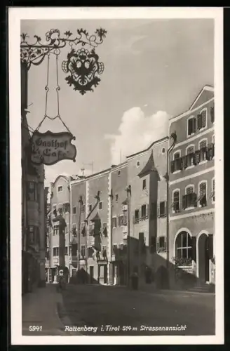 AK Rattenberg, Strassenpartie mit Schild eines Gasthofes