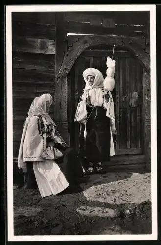 AK Rumänische Bäuerinnen aus den Karpathen in landestypischer Tracht