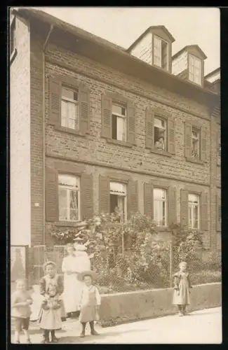 AK Unterliederbach, Familie vor dem Wohnhaus