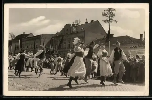 AK Straznice, Slovacko zpiva a tanci, Einwohner in Trachten tanzen