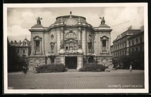 AK Aussig / Usti, Strassenpartie mit Stadttheater