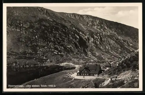 AK Teichbaude (Baude am kleinen Teich), Blick auf die Berghütte am Teichufer, Inh. Paul Haase, mit Hüttenstempel