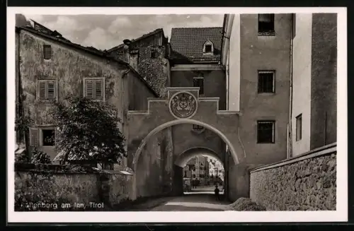 AK Rattenberg, Strassenpartie an einem Torbogen