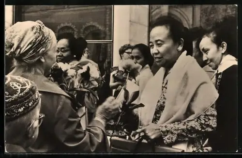 AK Moskau, Weltkongress der Frauen 1963, Frauen überreichen Blumen