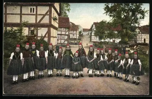 AK Junge Mädchen posieren im Ort in hessischer Tracht