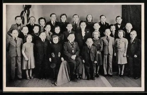 AK Berlin, Schaefer`s Märchenstadt Liliput, Gruppenfoto