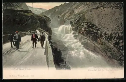 AK Göschenen, Gotthardstrasse, Wasserfall bei der Teufelsbrücke mit Spaziergängern