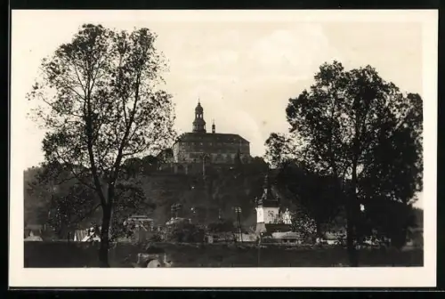 AK Nachod, Häuser mit Schloss Nachod