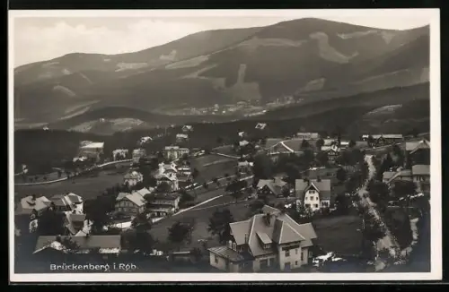 AK Brückenberg i. Rgb., Ortsansicht mit Bergpanorama