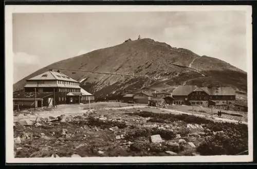 AK Riesenbaude und Schlesierhaus, Blick auf die Schneekoppe