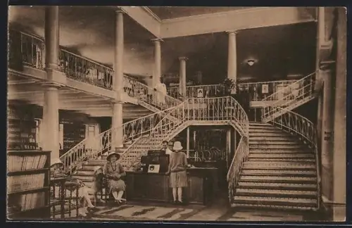 AK Léopoldville, Escalier central des grands magasins de la Cie Coloniale Belge