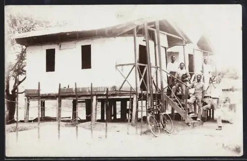 Foto-AK Lukaza, Männer an der Treppe eines Hauses