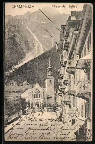 AK Chamonix, Place de l`église avec vue sur les montagnes et bâtiments adjacents