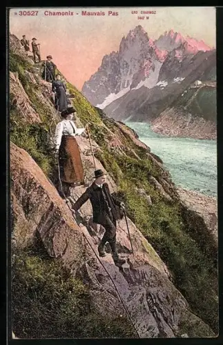 AK Chamonix, Mauvais Pas avec alpinistes sur le sentier escarpé et vue sur le massif montagneux